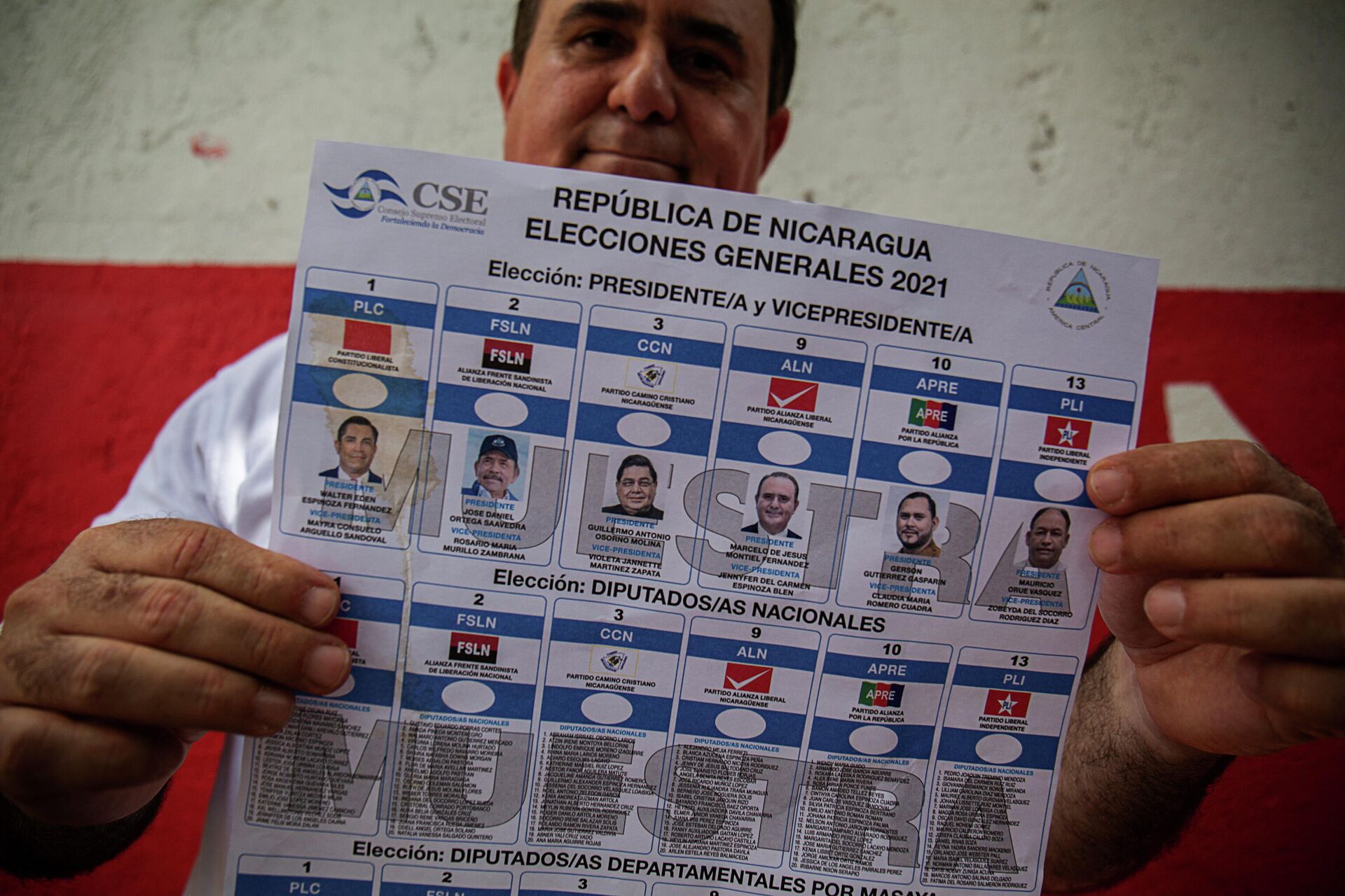 Marcelo Montiel, presidential candidate of the Nicaraguan Liberal Alliance (ALN), shows a ballot with the presidential candidates during a campaign rally ahead of the November 7 presidential election, in Masaya, Nicaragua October 31, 2021. - Sputnik International, 1920, 05.11.2021