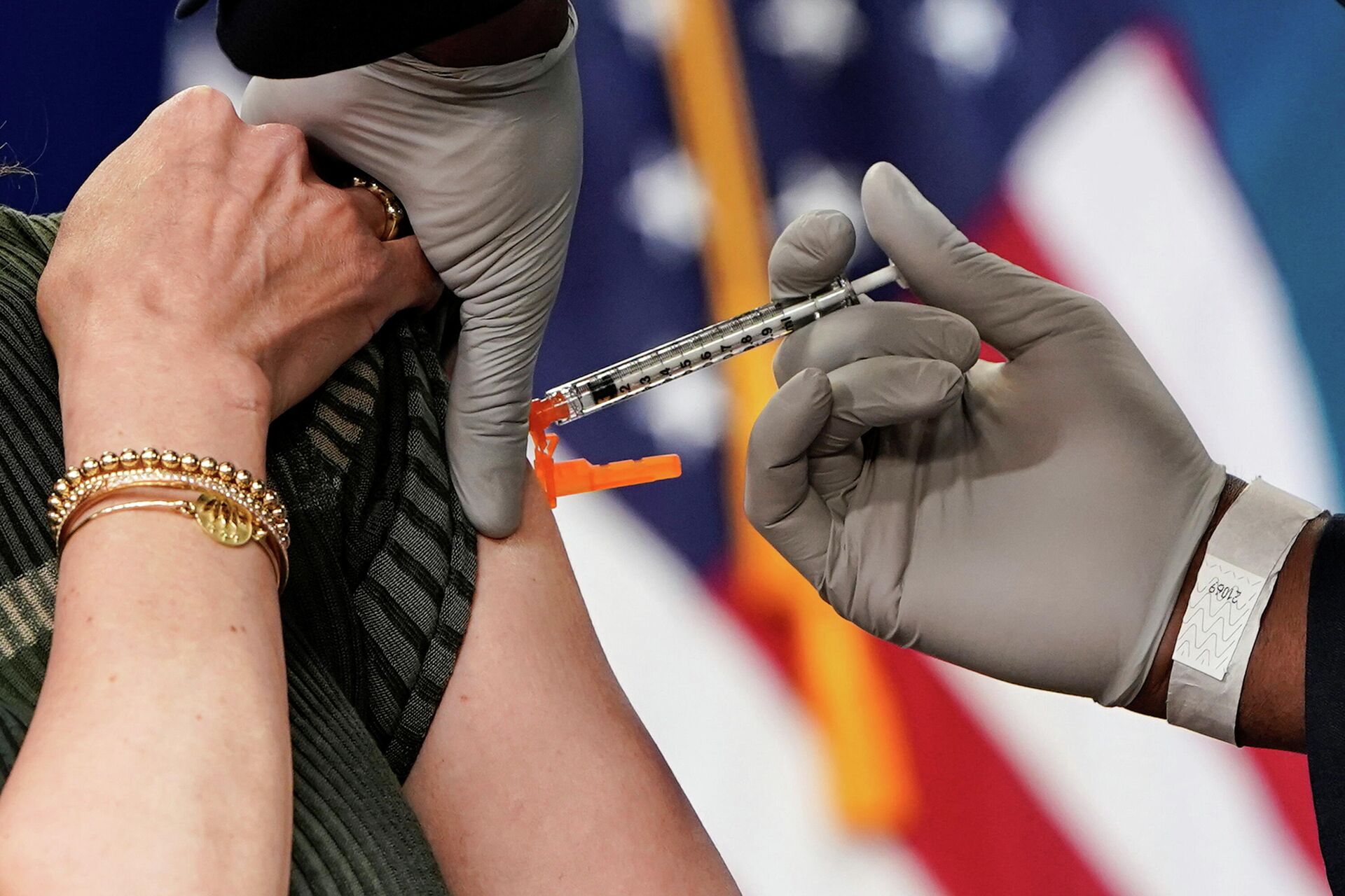 U.S. Vice President Kamala Harris receives her booster of the Moderna vaccine for coronavirus disease (COVID-19) in Washington, U.S., October 30, 2021.  - Sputnik International, 1920, 05.11.2021