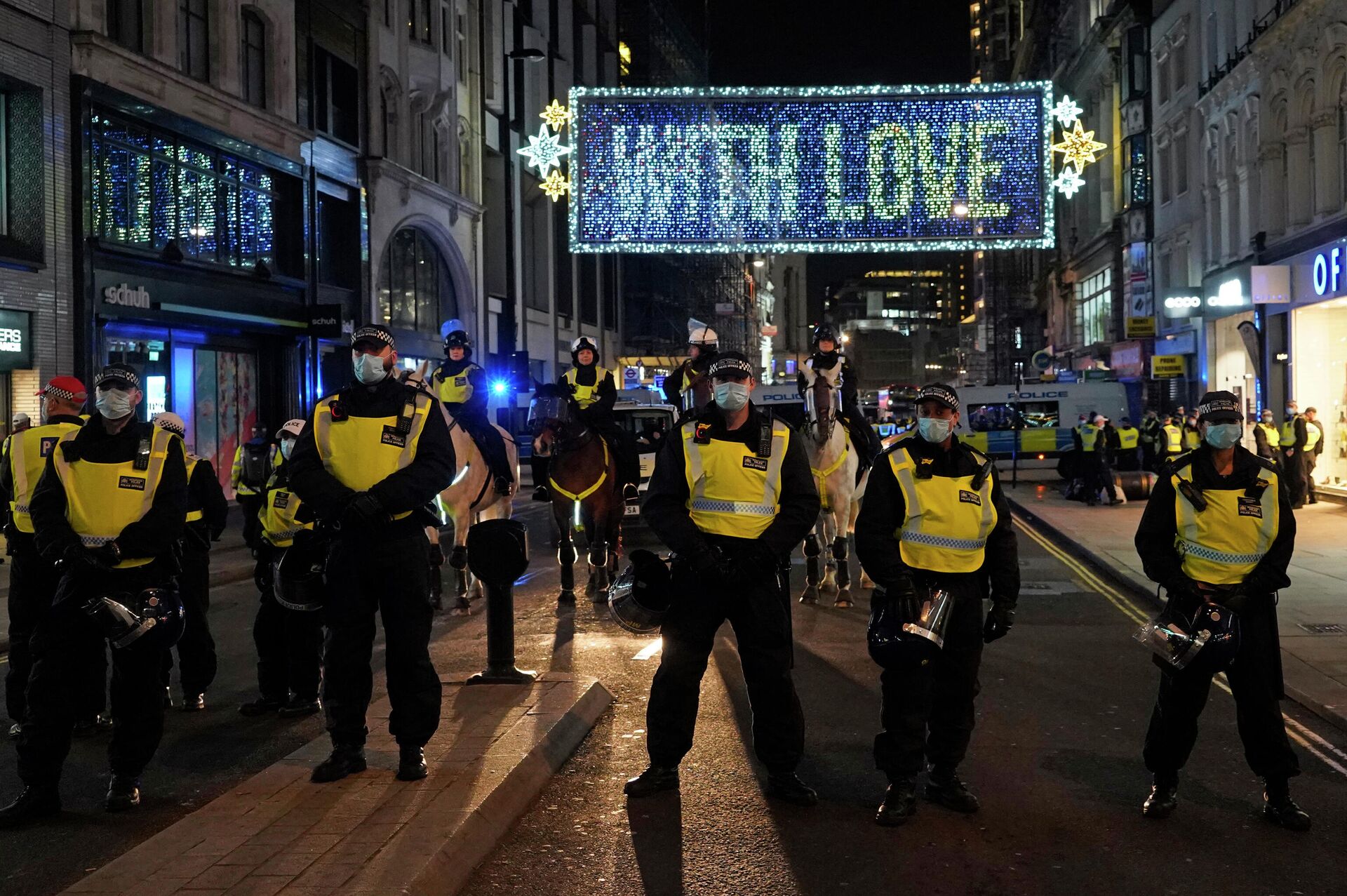 Police officers block off Oxford Street to control an anti-capitalist demonstration, the 'Million Mask March', organised by the group Anonymous, in London on November 5, 2020.  - Sputnik International, 1920, 06.11.2021