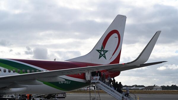 People board a Royal Air Maroc flight on July 15, 2020 at Bordeaux's airport. - Sputnik International