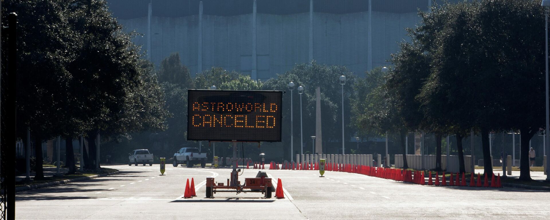 An electronic sign at the entrance to NRG Park states that the Astroworld Festival is cancelled, the morning after a deadly crush of fans during a performance by rapper Travis Scott in Houston, Texas, U.S. November 6, 2021.  - Sputnik International, 1920, 06.11.2021