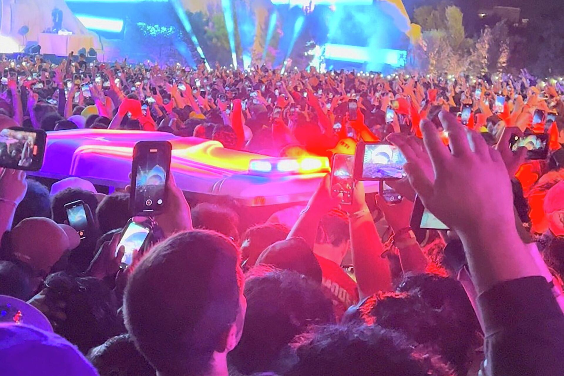 An ambulance is seen in the crowd during the Astroworld music festiwal in Houston, Texas, U.S., November 5, 2021 in this still image obtained from a social media video on November 6, 2021. - Sputnik International, 1920, 06.11.2021