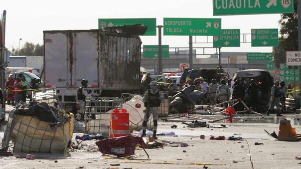 National Guard officers and rescue workers work the scene of an accident involving multiple vehicles, in Chalco, on the outskirt of Mexico City, Saturday, Nov. 6, 2021. - Sputnik International