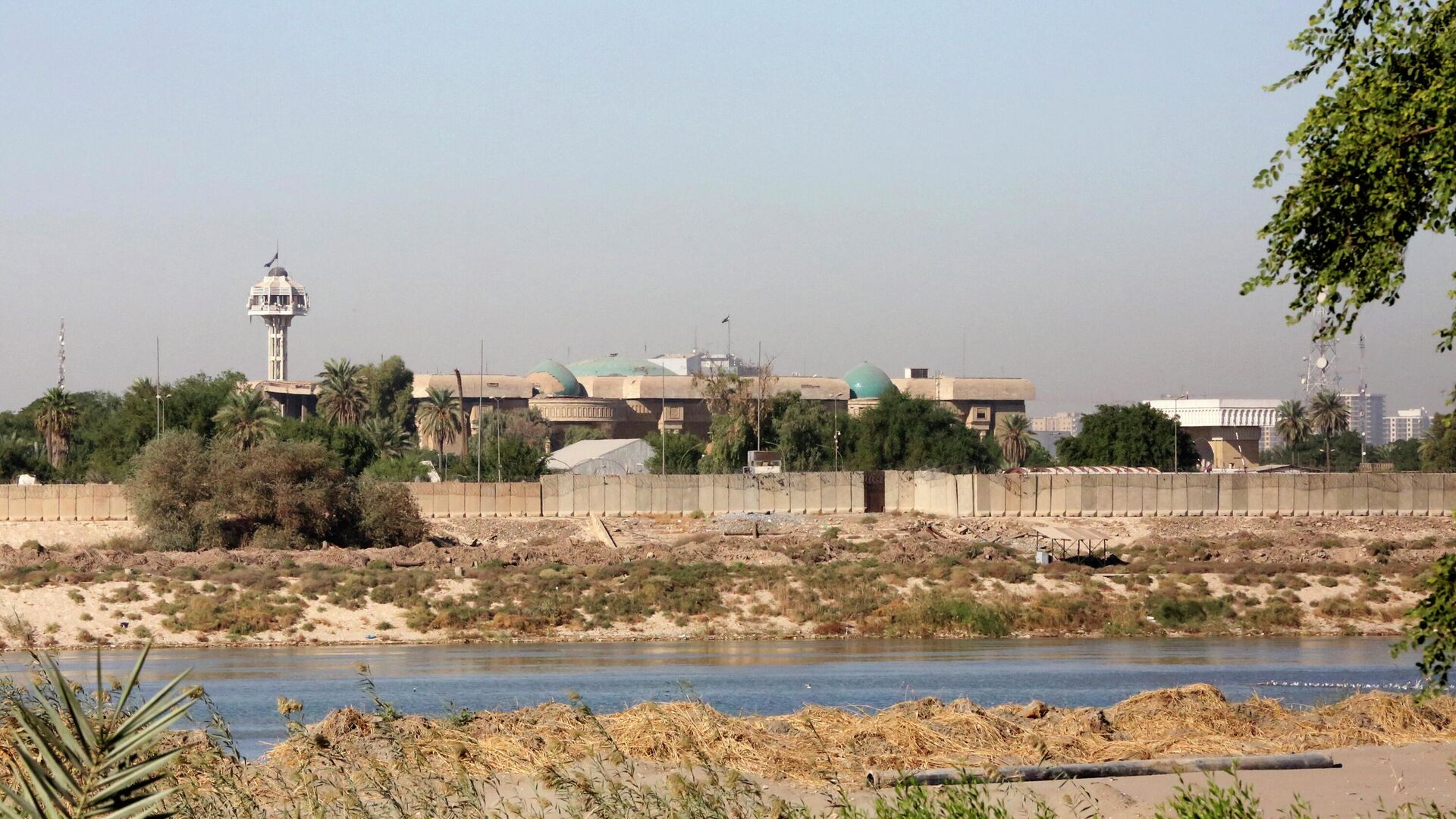 A picture taken on November 7, 2021 shows government buildings inside Baghdad's Green Zone across the Tigris River, following an overnight drone attack on the residence of Iraq's prime minister inside the zone - Sputnik International, 1920, 03.01.2022
