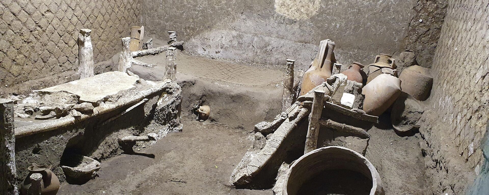 A slaves room at a Roman villa, containing beds, amphorae, ceramic pitchers and a chamber pot is discovered in a dig near the ancient Roman city of Pompeii, destroyed in 79 AD in volcanic eruption, Italy, 2021. - Sputnik International, 1920, 08.11.2021
