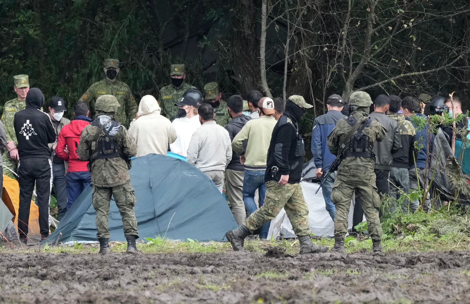  Polish security forces block migrants on the border with Belarus in Usnarz Gorny, Poland, on Wednesday, Sept. 1, 2021.  - Sputnik International, 1920, 11.11.2021