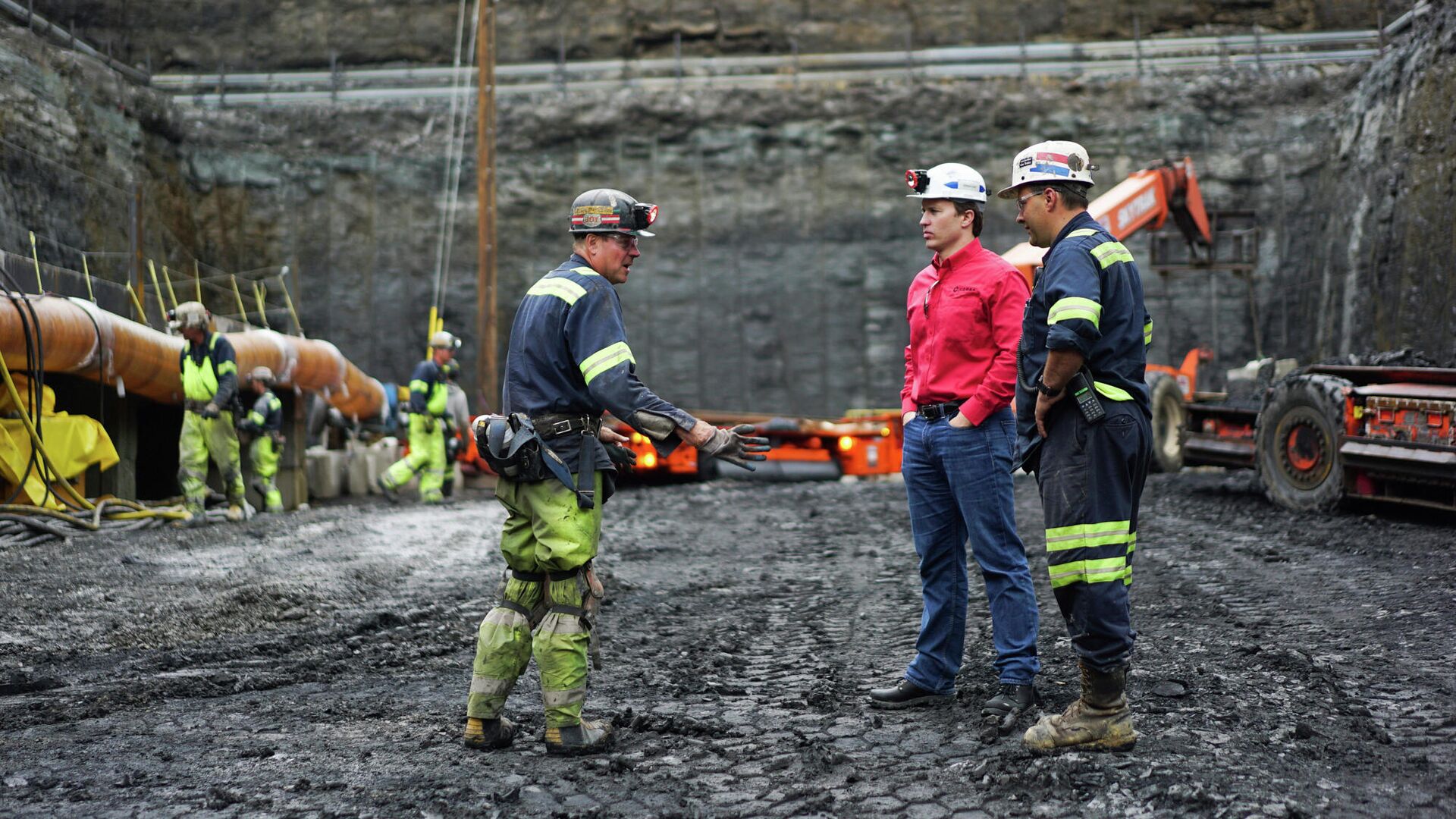 The CEO of Corsa, George Dethlefsen (centre) at a new coal mine in Pennslyvania in 2017 - Sputnik International, 1920, 08.11.2021