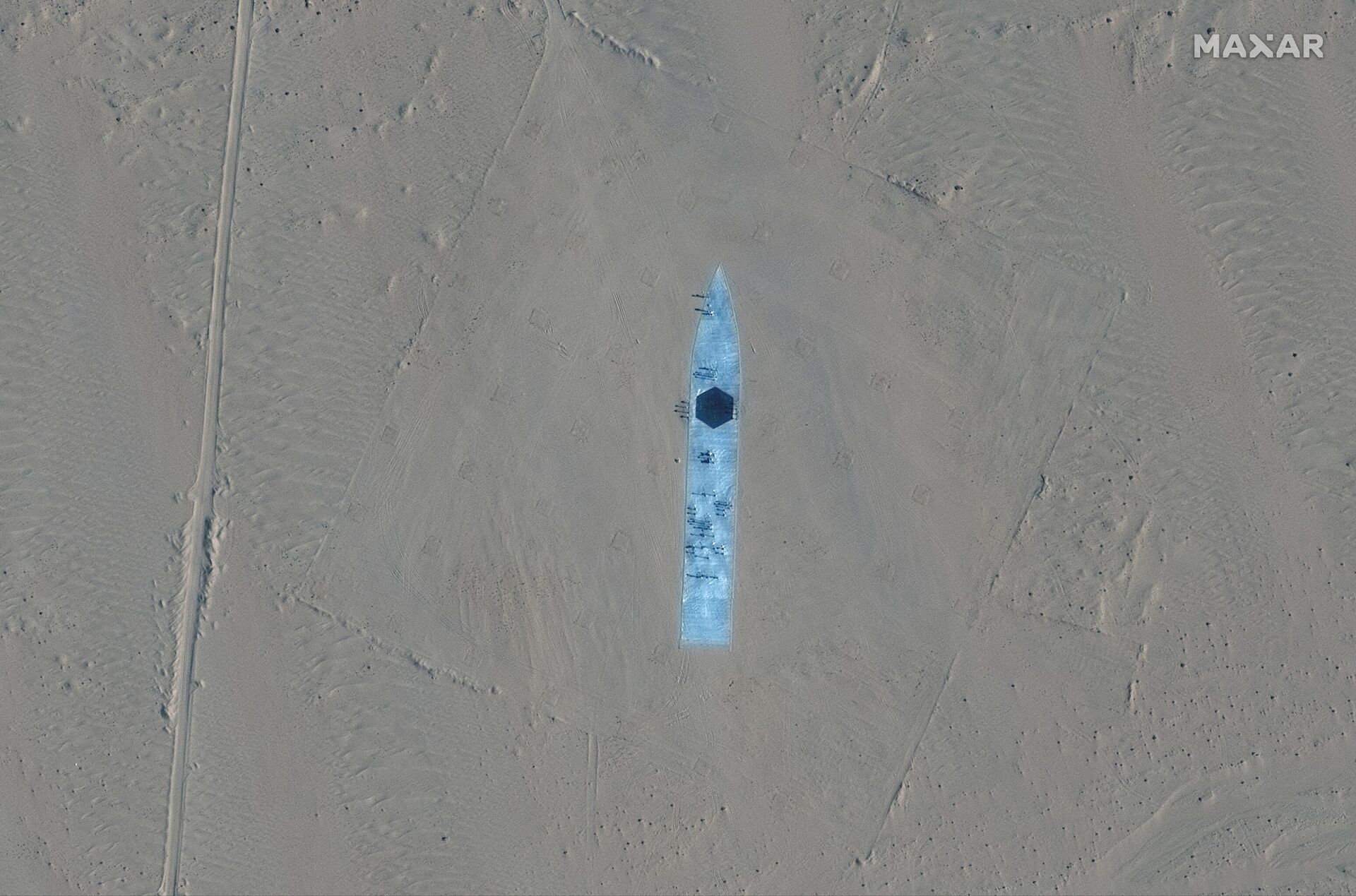 This handout satellite image released by Maxar Technologies on November 8, 2021 shows a target depicting a destroyer ship in Ruoqiang county in the Taklamakan Desert, in China's western Xinjiang region on October 20, 2021 - Sputnik International, 1920, 08.11.2021