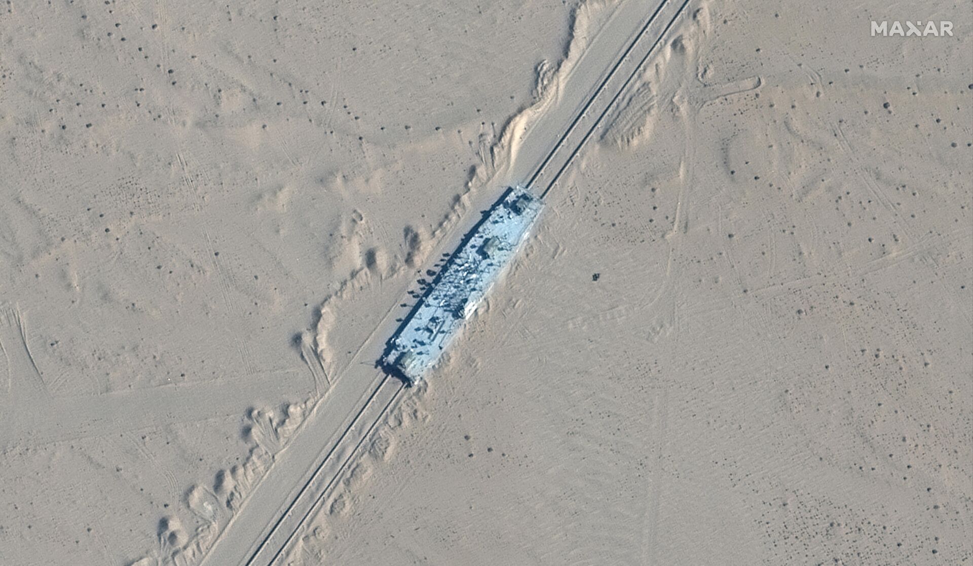 This handout satellite image released by Maxar Technologies on November 8, 2021 shows a mobile target on a rail track in Ruoqiang county in the Taklamakan Desert, in China's western Xinjiang region on October 20, 2021 - Sputnik International, 1920, 08.11.2021