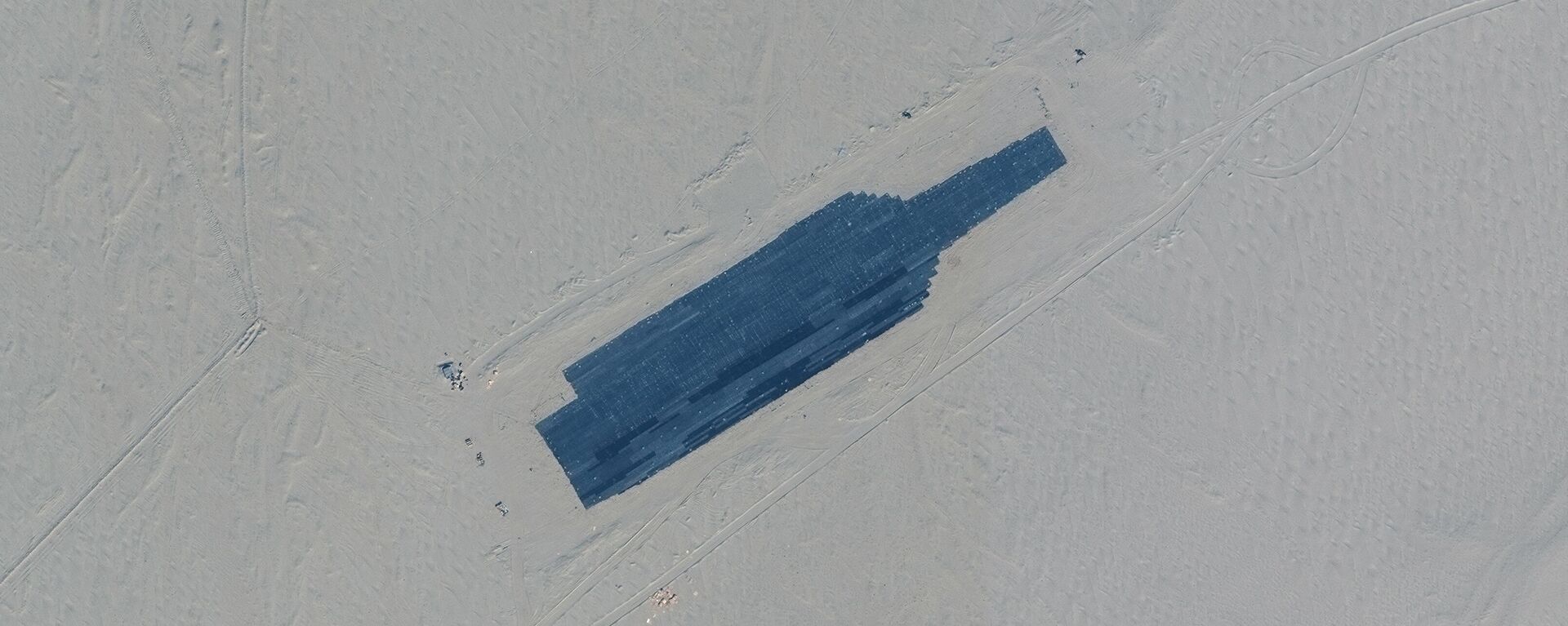 This handout satellite image released by Maxar Technologies on November 8, 2021 shows a target depicting an aircraft carrier in Ruoqiang county in the Taklamakan Desert, in China's western Xinjiang region on October 20, 2021 - Sputnik International, 1920, 08.11.2021