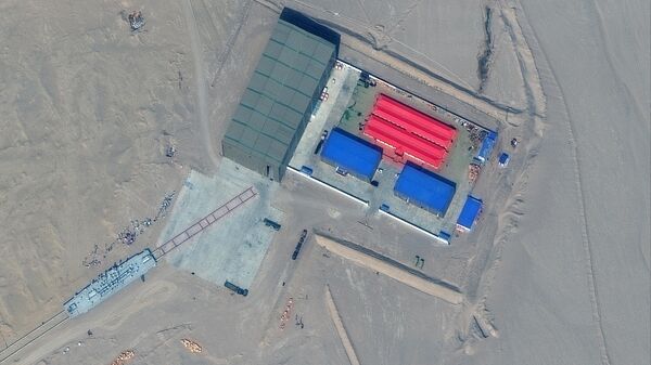This handout satellite image released by Maxar Technologies on November 8, 2021 shows a rail terminus and a target storage building in Ruoqiang county in the Taklamakan Desert, China's western Xinjiang region on October 8, 2021 - Sputnik International