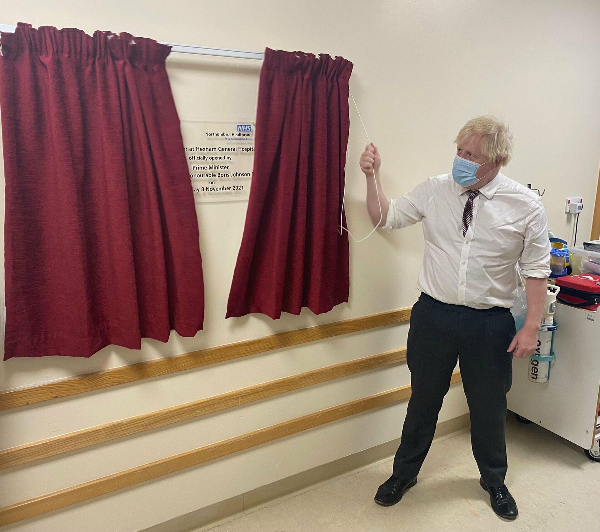 Prime Minister Boris Johnson attending Hexham Hospital on Monday, skipping a parliamentary debate on sleaze to do so. - Sputnik International, 1920, 09.11.2021