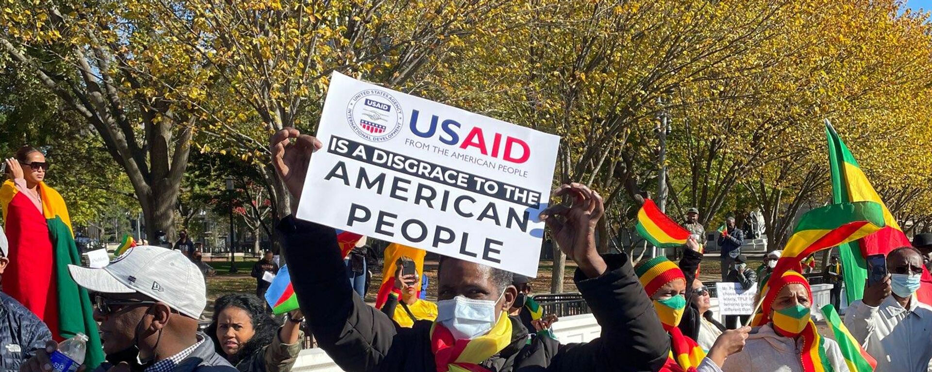 A protester at a pro-Ethiopian government rally outside the White House in Washington, DC, on November 8, 2021, holds a sign saying USAID is a Disgrace to the American People. - Sputnik International, 1920, 08.11.2021