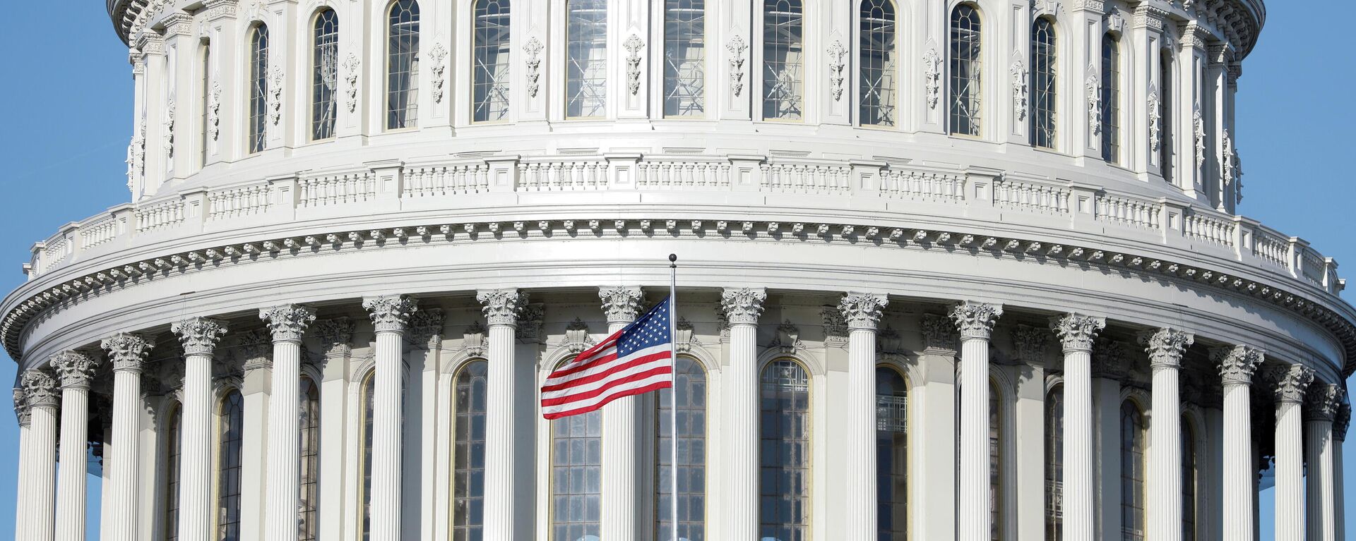 The American Flag flies at the U.S. Capitol Building, as Mayor Muriel Bowser declared a State of Emergency due to the coronavirus disease (COVID-19), on Capitol Hill in Washington, U.S., March 18, 2020. - Sputnik International, 1920, 09.11.2021