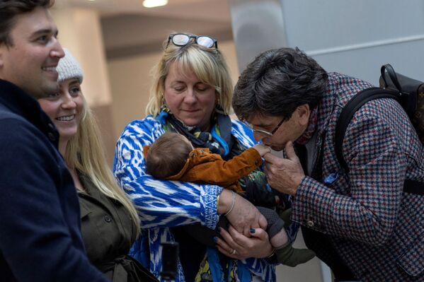 Jill and Stephen Brownbill react as they meet their newborn grandson Rocco while arriving at John F. Kennedy International Airport as the US reopens land borders to coronavirus disease (COVID-19) vaccinated travellers for the first time since the COVID-19 restrictions were imposed, in New York, US, 8 November 2021. - Sputnik International