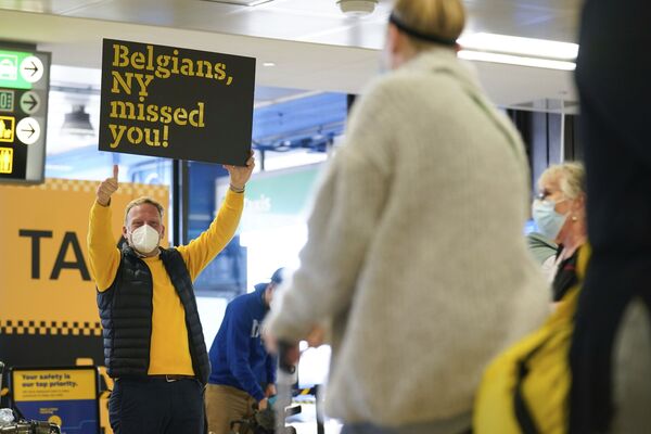 Patrick van Rosendaal greets Belgian travellers with a sign and waffles as they arrive into Newark Liberty International Airport in Newark, New Jersey, Monday, 8 November 2021. Van Rosendaal runs a travel business targeted at Belgian tourists, which suffered when tourism came to a halt during the pandemic. He came to the airport to meet some clients and welcome tourists to the United States. - Sputnik International