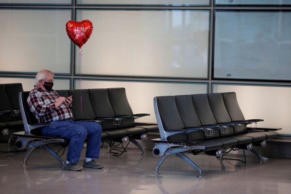 Paul Campbell waits for his fiance Patricia Bittag to arrive on a flight from Amsterdam at Logan International Airport as the US reopens air and land borders to vaccinated travellers for the first time since coronavirus disease (COVID-19) restrictions were imposed, in Boston, Massachusetts, 8 November 2021. The pair had been separated for 23 months. - Sputnik International