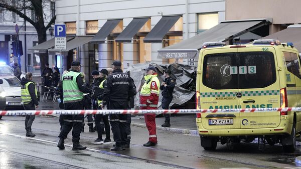 Police officers stand at the site where a person was shot by police at Bislett in Oslo, Norway, on November 9, 2021.  - Sputnik International
