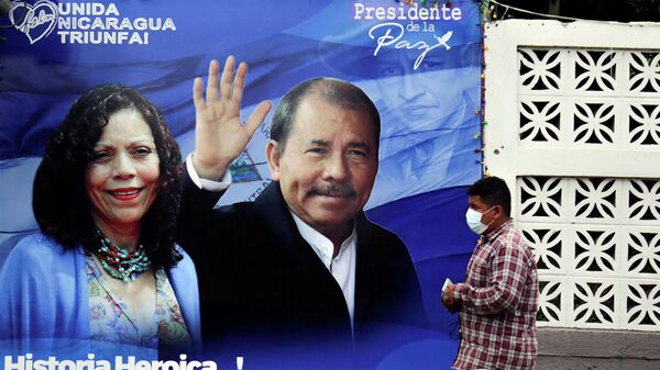 A man walks by a banner depicting Nicaragua's President Daniel Ortega and Vice President Rosario Murillo ahead of the country's presidential elections, in Managua, Nicaragua November 2, 2021. Picture taken November 2, 2021. - Sputnik International