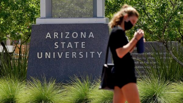 A pedestrian crosses a typically busy intersection on the campus of Arizona State University on Tuesday, Sept. 1, 2020, in Tempe, Ariz. - Sputnik International