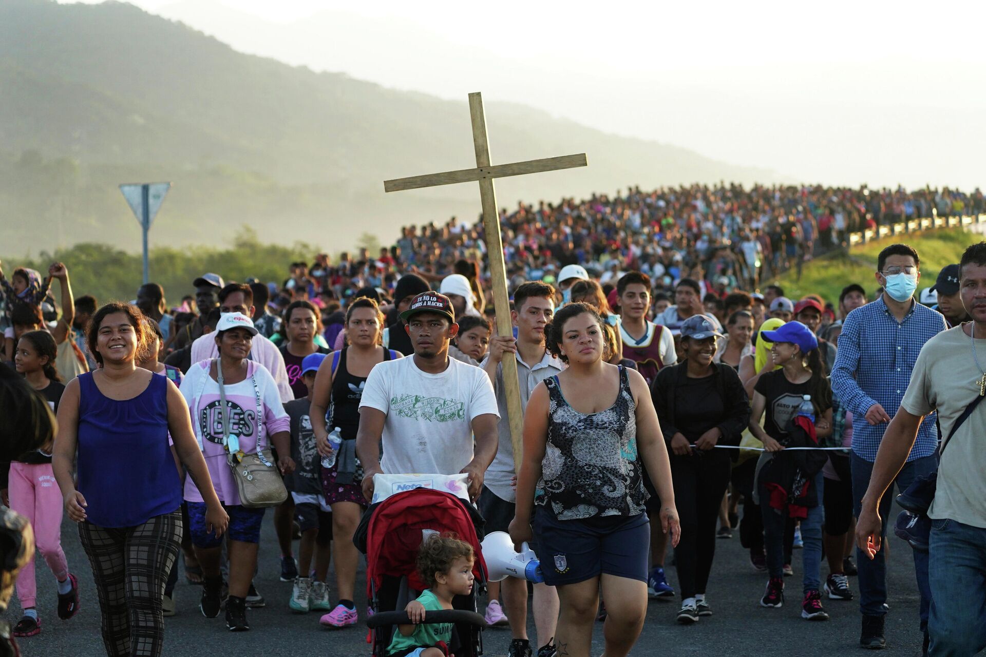 Migrants leave Huixtla, Chiapas state, Mexico, early Wednesday, Oct. 27, 2021, as they continue their trek north toward Mexico's northern states and the U.S. border. - Sputnik International, 1920, 10.07.2022