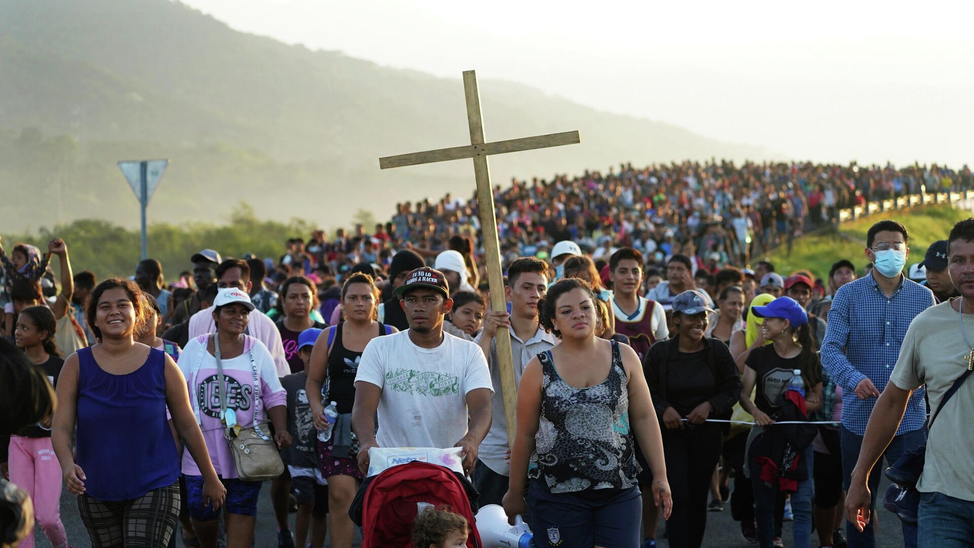 Migrants leave Huixtla, Chiapas state, Mexico, early Wednesday, Oct. 27, 2021, as they continue their trek north toward Mexico's northern states and the U.S. border. - Sputnik International, 1920, 09.01.2023