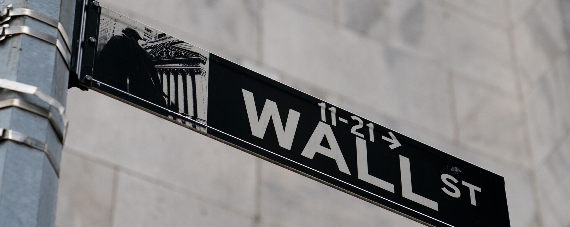 A Wall Street sign is shown in the Financial District, Wednesday, Oct. 13, 2021, in the Manhattan borough of New York. Stocks are opening higher again on Wall Street, Monday, Nov. 8, 2021, continuing an upward trend that has pushed the S&P 500 to five straight weekly gains. - Sputnik International, 1920, 28.09.2022