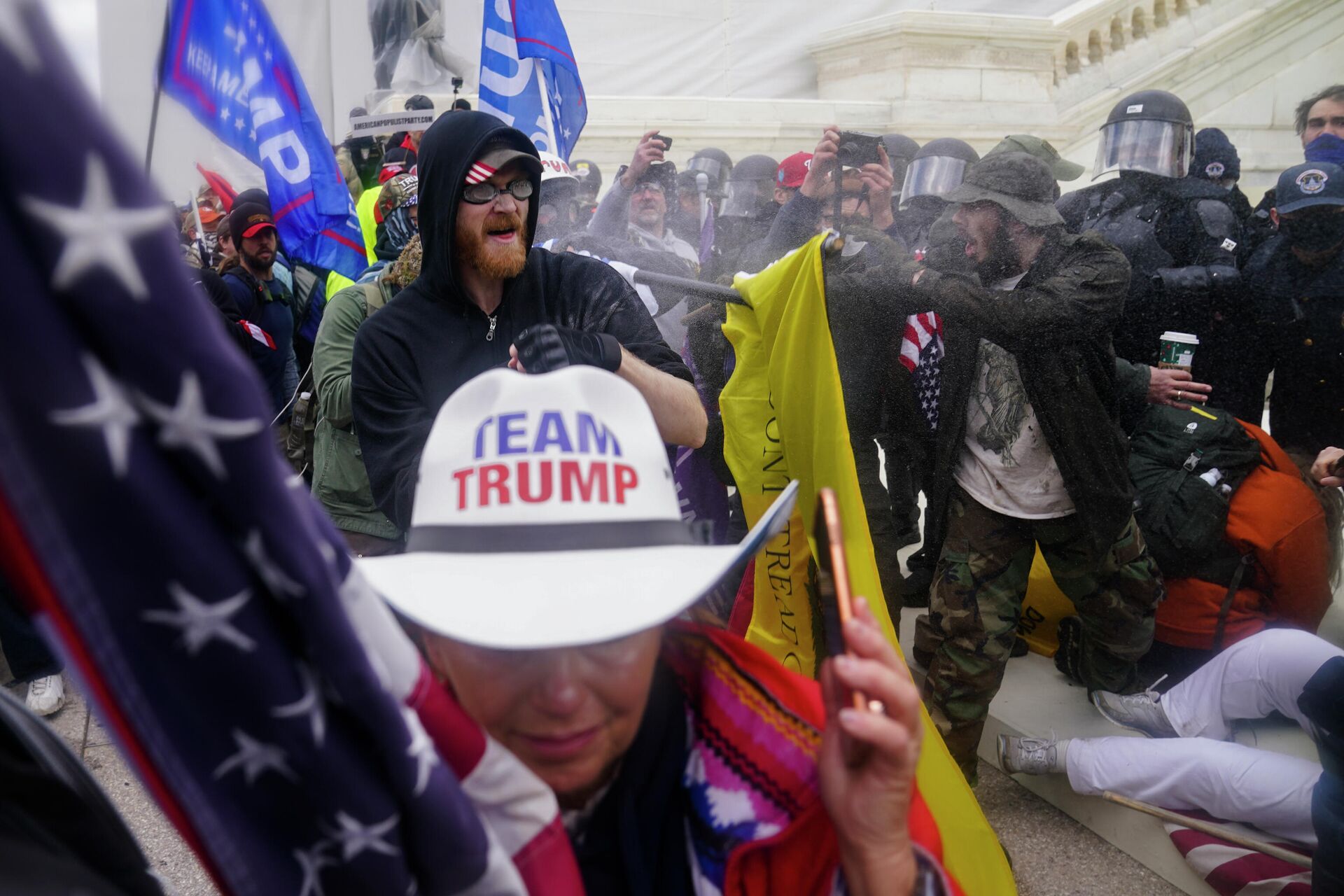 In this Jan. 6, 2021, file photo, insurrections loyal to President Donald Trump try to break through a police barrier at the Capitol in Washington. U.S. - Sputnik International, 1920, 22.12.2021
