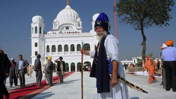 Sikh pilgrims visit the shrine of their spiritual leader Guru Nanak Dev, at Gurdwara Darbar Sahib in Kartarpur, Pakistan - Sputnik International