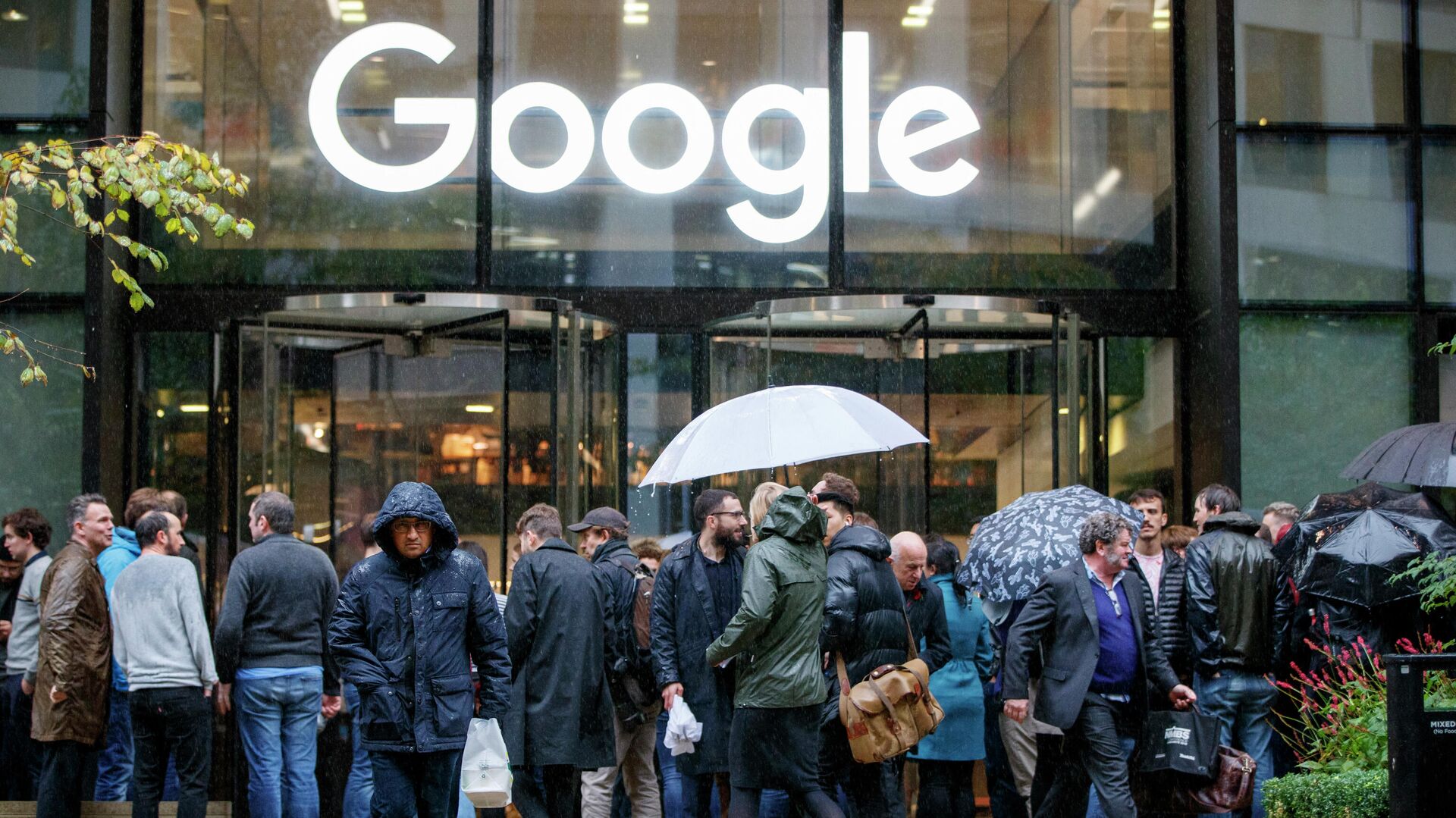 Google staff stage a walkout at the company's UK headquarters in London on November 1, 2018 - Sputnik International, 1920, 10.11.2021
