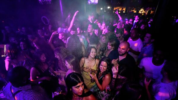People on the dancefloor of a nightclub in London - Sputnik International