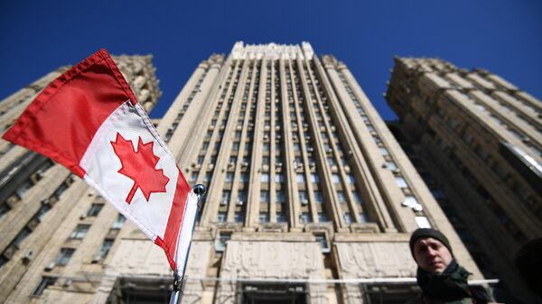 The flag of Canada on the car of the embassy in front of the building of the Russian Ministry of Foreign Affairs - Sputnik International