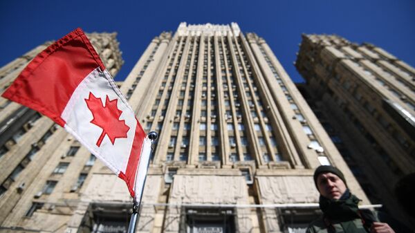 The flag of Canada on the car of the embassy in front of the building of the Russian Ministry of Foreign Affairs - Sputnik International