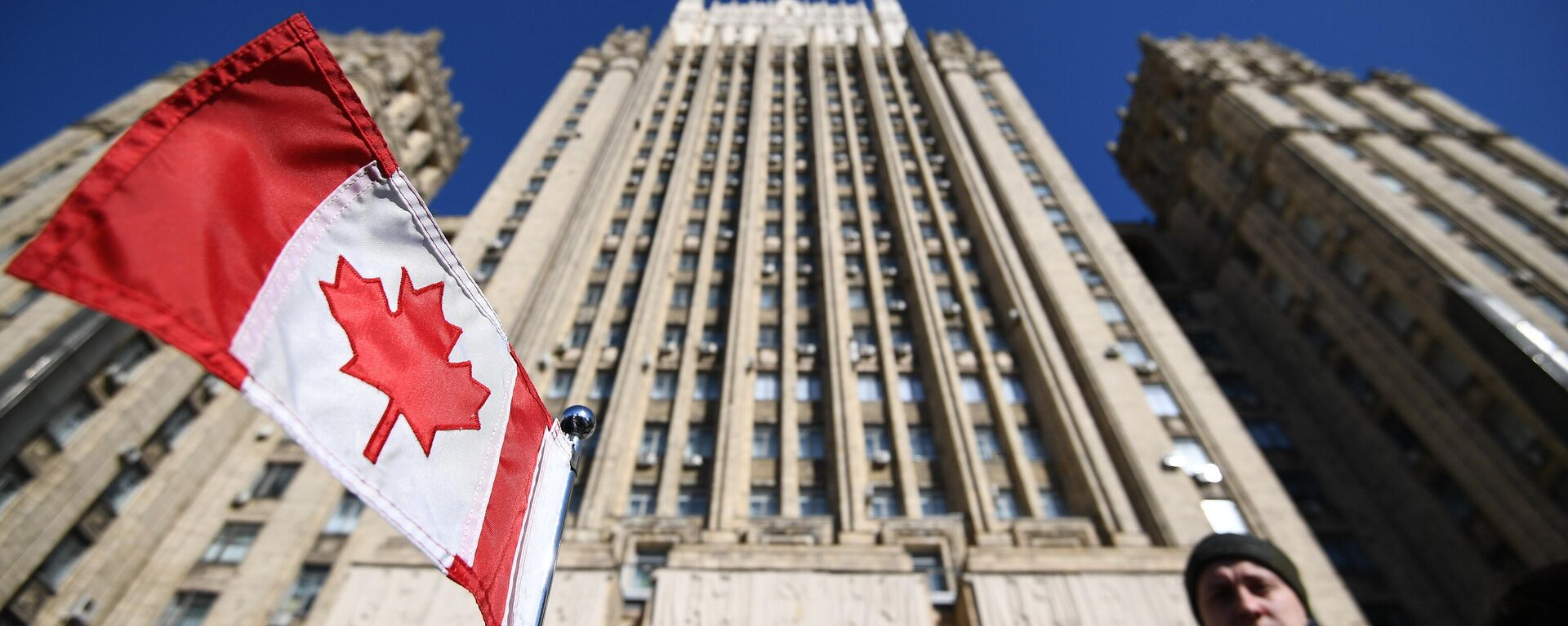 The flag of Canada on the car of the embassy in front of the building of the Russian Ministry of Foreign Affairs - Sputnik International, 1920, 18.08.2023