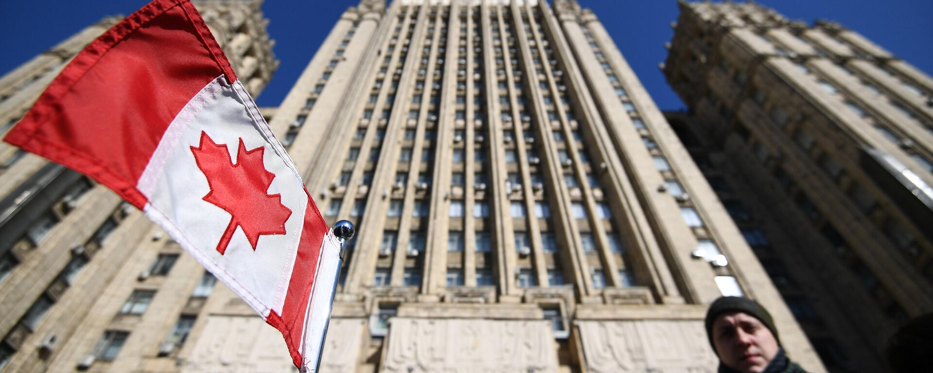 The flag of Canada on the car of the embassy in front of the building of the Russian Ministry of Foreign Affairs - Sputnik International, 1920, 02.08.2022