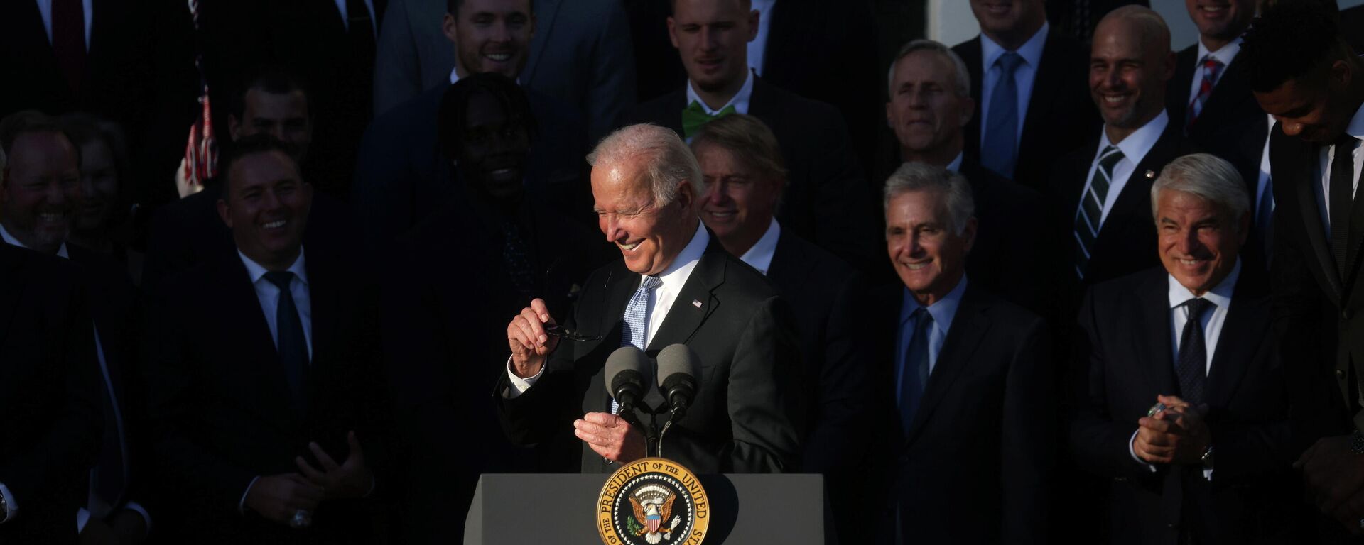 U.S. President Joe Biden hosts the Milwaukee Bucks, after they won the 2021 NBA Championship, at the South Lawn of the White House in Washington, U.S., November 8, 2021. - Sputnik International, 1920, 10.11.2021