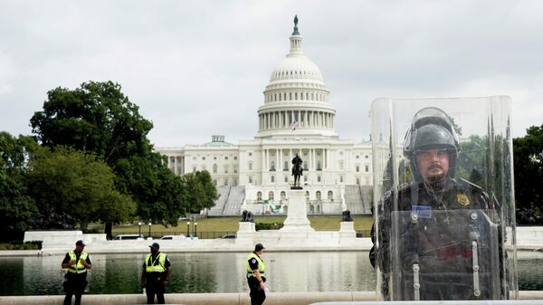 A riot police officer stands guard during a rally in support of defendants being prosecuted in the January 6 attack on the Capitol, in Washington, U.S., September 18, 2021. - Sputnik International