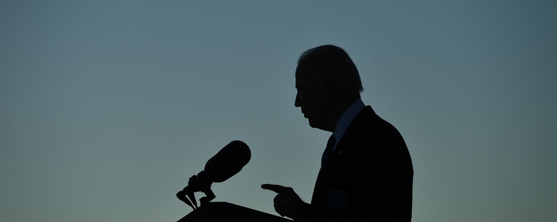 US President Joe Biden speaks during a visit at the Port of Baltimore in Baltimore, Maryland on November 10, 2021 - Sputnik International, 1920, 19.11.2021