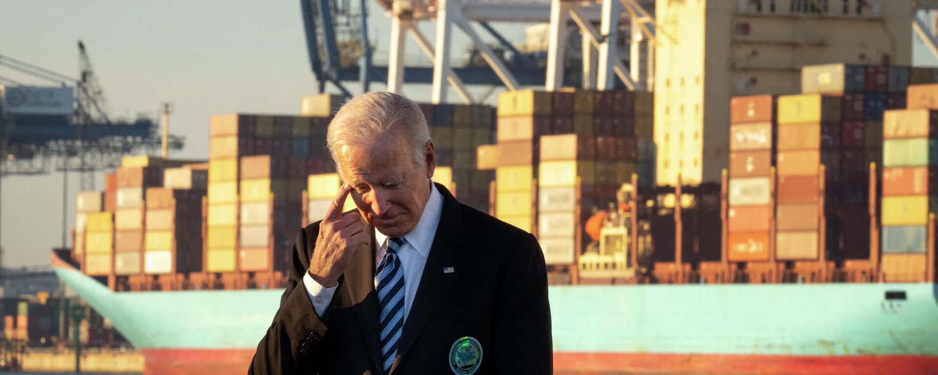 BALTIMORE, MD - NOVEMBER 10: U.S. President Joe Biden waits to speak about the recently passed $1.2 trillion Infrastructure Investment and Jobs Act at the Port of Baltimore on November 10, 2021 in Baltimore, Maryland - Sputnik International, 1920, 11.11.2021