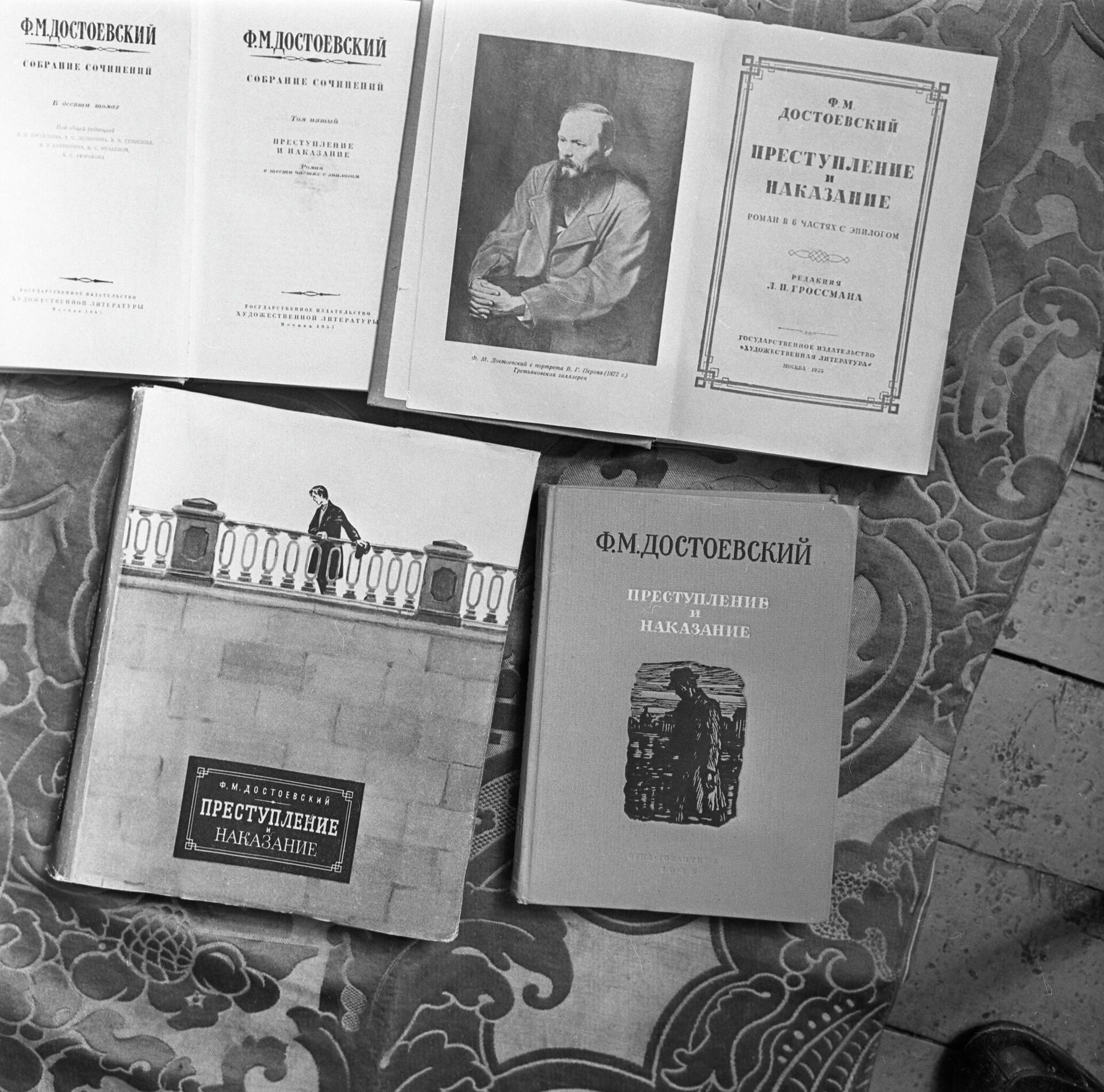 Editions of the novel Crime and Punishment by Fyodor Dostoevsky from the museum-apartment of Fyodor Dostoevsky in Moscow - Sputnik International, 1920, 11.11.2021