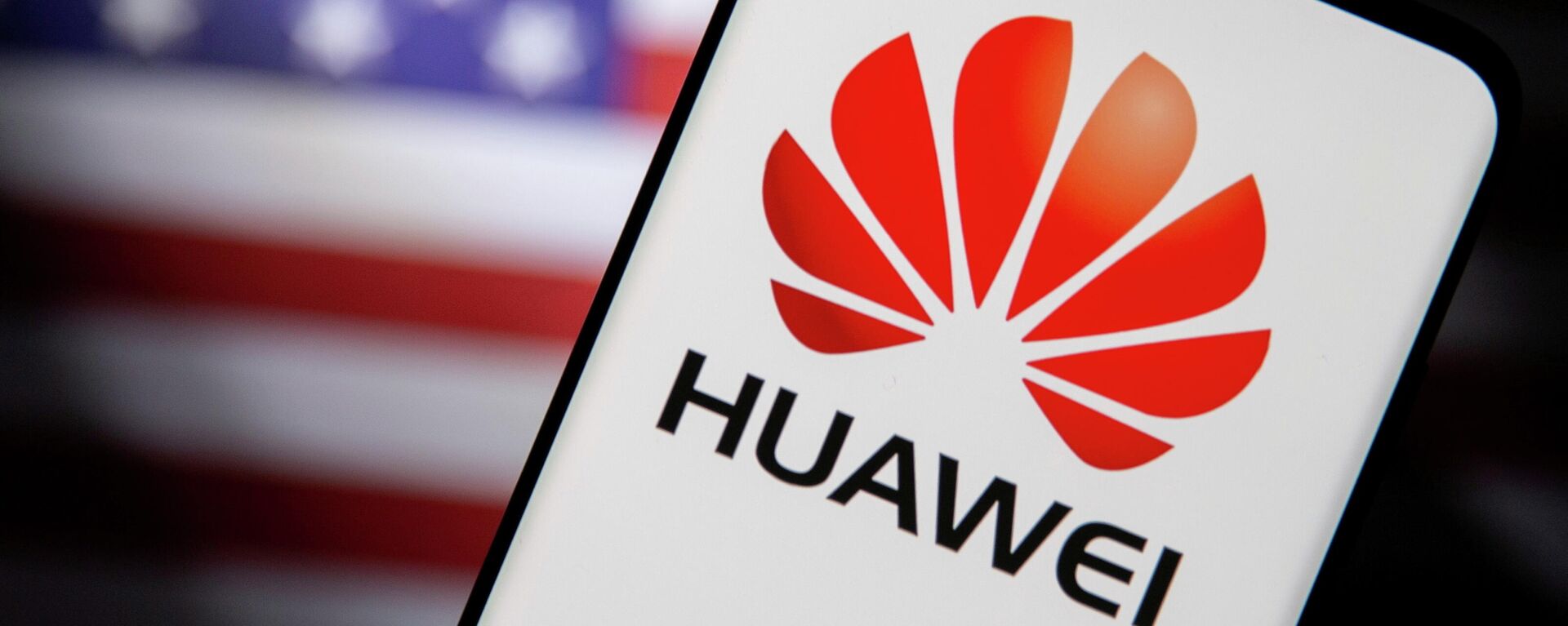 Smartphone with a Huawei logo is seen in front of a U.S. flag in this illustration taken September 28, 2021 - Sputnik International, 1920, 12.11.2021