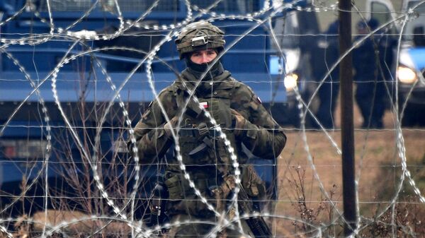 A Polish soldier on duty near a camp of illegal migrants on the Belarusian-Polish border - Sputnik International