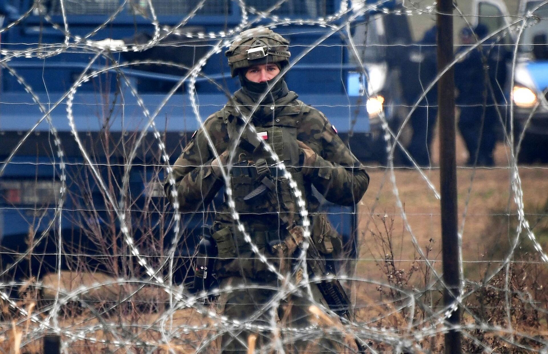 A Polish soldier on duty near a camp of illegal migrants on the Belarusian-Polish border - Sputnik International, 1920, 14.11.2021