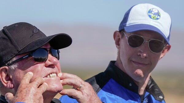 FILE - Glen de Vries, right, takes a look as William Shatner, left, shows what rocket lift off did to his face during a media availability at the spaceport near Van Horn, Texas, Wednesday, Oct. 13, 2021. Glen de Vries, 49, and Thomas P. Fischer, 54, died in crash of a single-engine Cessna 172 that went down Thursday, Nov. 11, in a wooded area of Hampton Township, N.J.  - Sputnik International