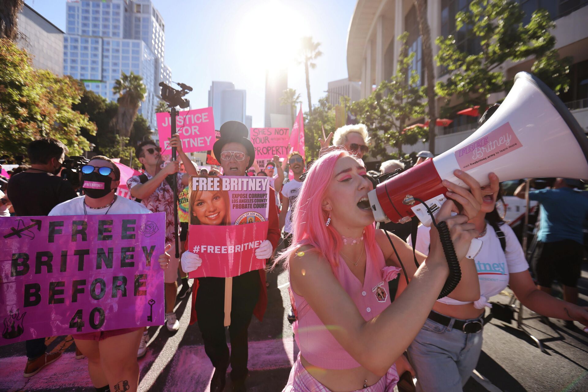 Supporters of singer Britney Spears gather outside the Stanley Mosk Courthouse on the day of her conservatorship case hearing, in Los Angeles, California, U.S. November 12, 2021. - Sputnik International, 1920, 12.11.2021