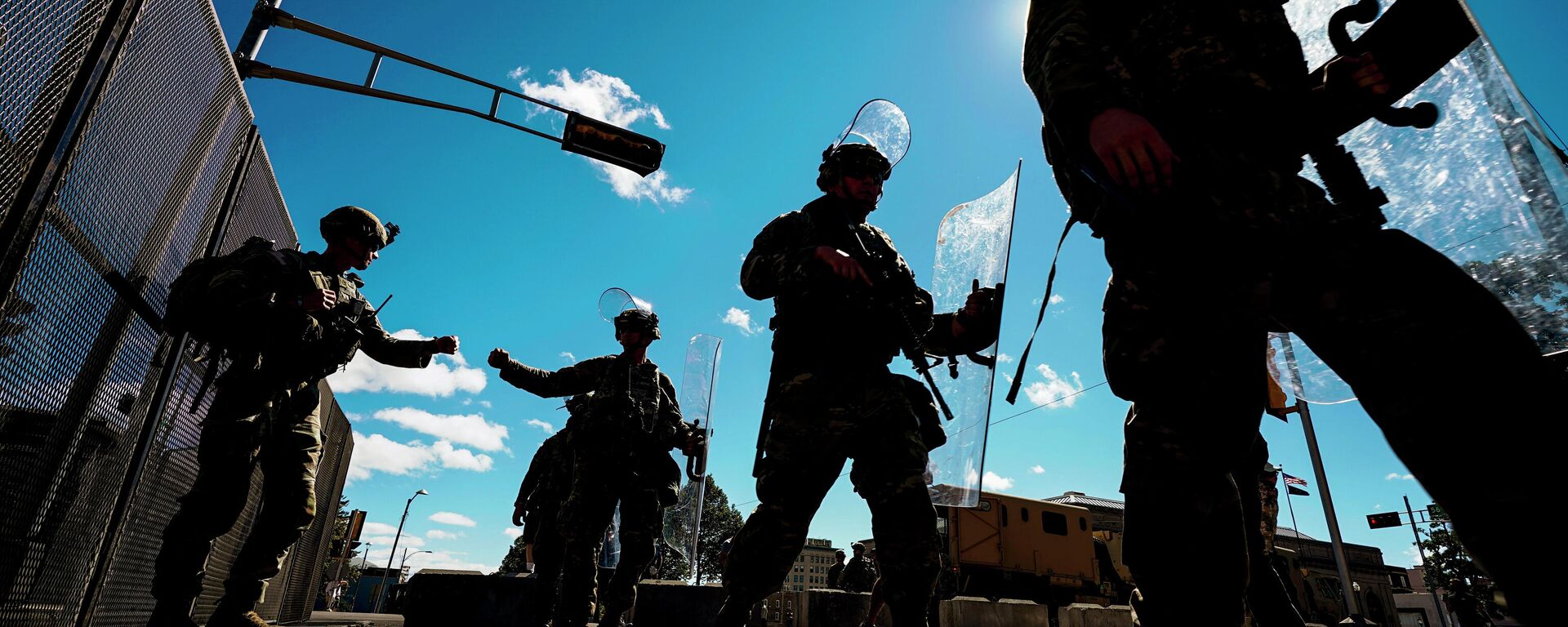 Wisconsin National Guard troops arrive at the Kenosha County courthouse Sunday, Aug. 30, 2020, in Kenosha, Wis. A week earlier, a Kenosha police officer shot Jacob Blake in the back and left the 29-year-old Black man paralyzed. - Sputnik International, 1920, 07.07.2022