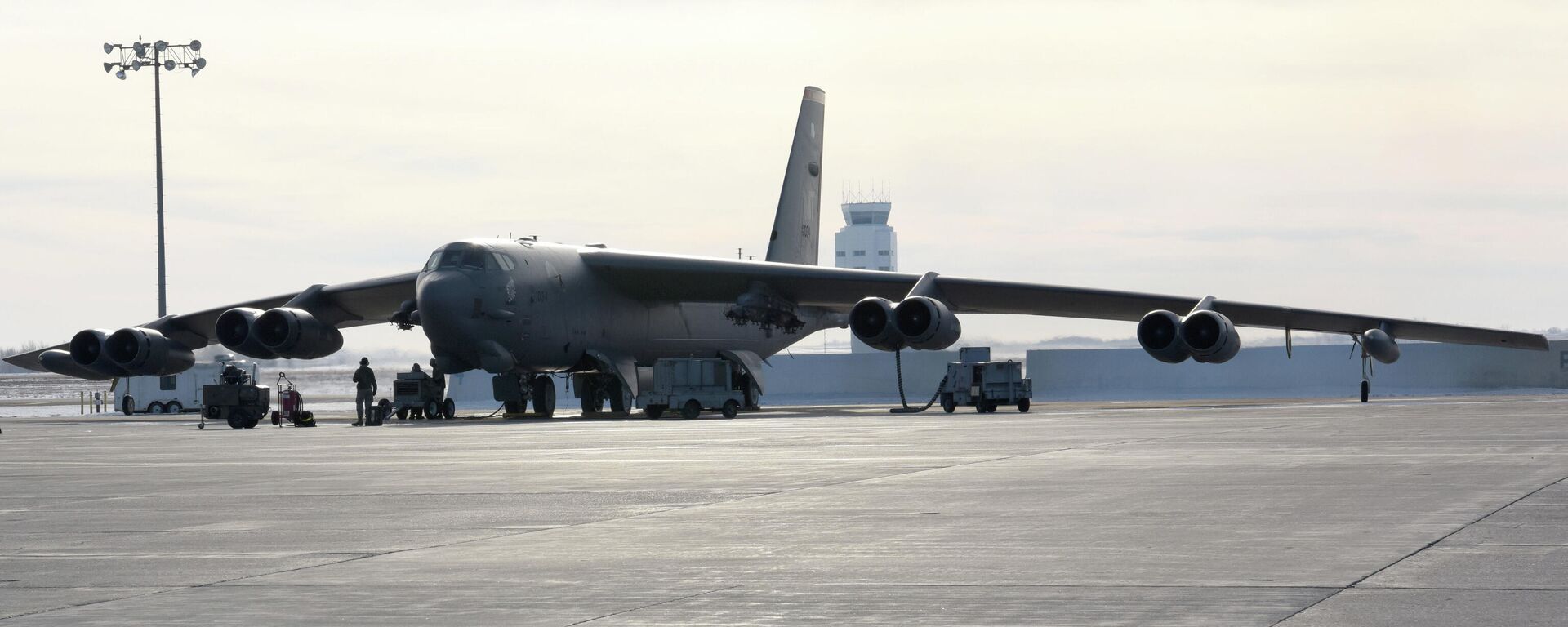 A B-52H Stratofortress sits on the flight line at Minot Air Force Base, North Dakota, Jan. 10, 2019. The B-52’s wingspan stretches 185 feet and weighs approximately 185,000 pounds empty with maximum takeoff weight of 488,000 pounds. - Sputnik International, 1920, 13.02.2024