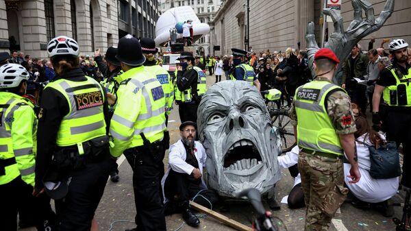 Police officers stand guard as Extinction Rebellion activists protest on the route of a parade during the Lord Mayor's show in London, Britain November 13, 2021 - Sputnik International