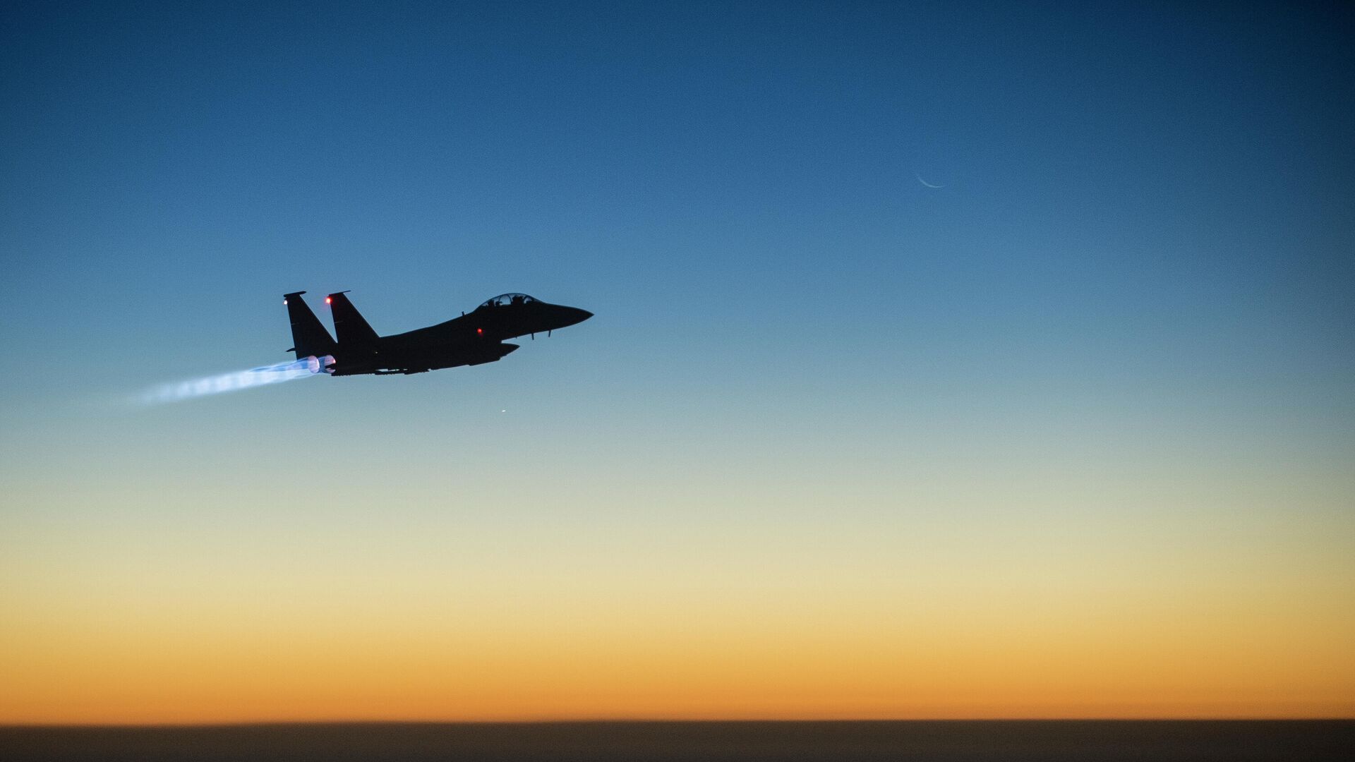 A U.S. Air Force F-15E Strike Eagle flies over northern Iraq early in the morning of Sept. 23, 2014, after conducting airstrikes in Syria. This F-15 was a part of a large coalition strike package that was the first to strike ISIL targets in Syria - Sputnik International, 1920, 24.03.2023