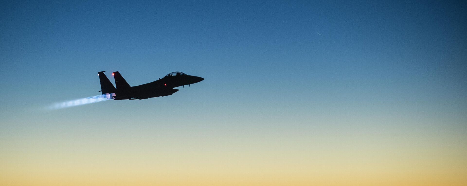 A U.S. Air Force F-15E Strike Eagle flies over northern Iraq early in the morning of Sept. 23, 2014, after conducting airstrikes in Syria. This F-15 was a part of a large coalition strike package that was the first to strike ISIL targets in Syria - Sputnik International, 1920, 24.03.2023